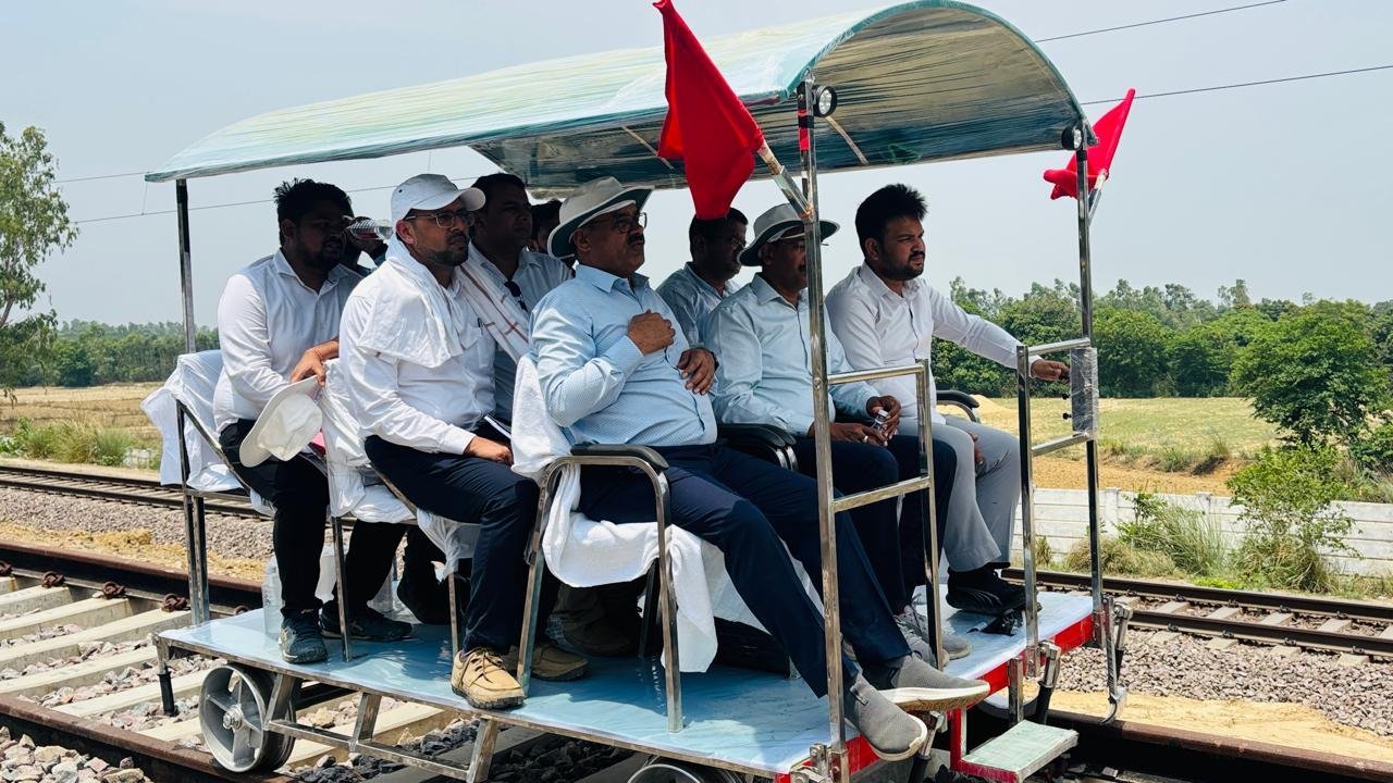 लखनऊ मंडल में नई रेलवे लाइन का CRS निरीक्षण, हरौनी-जैतीपुर रेलखंड पर बढ़ेगी ट्रेनों की रफ्तार