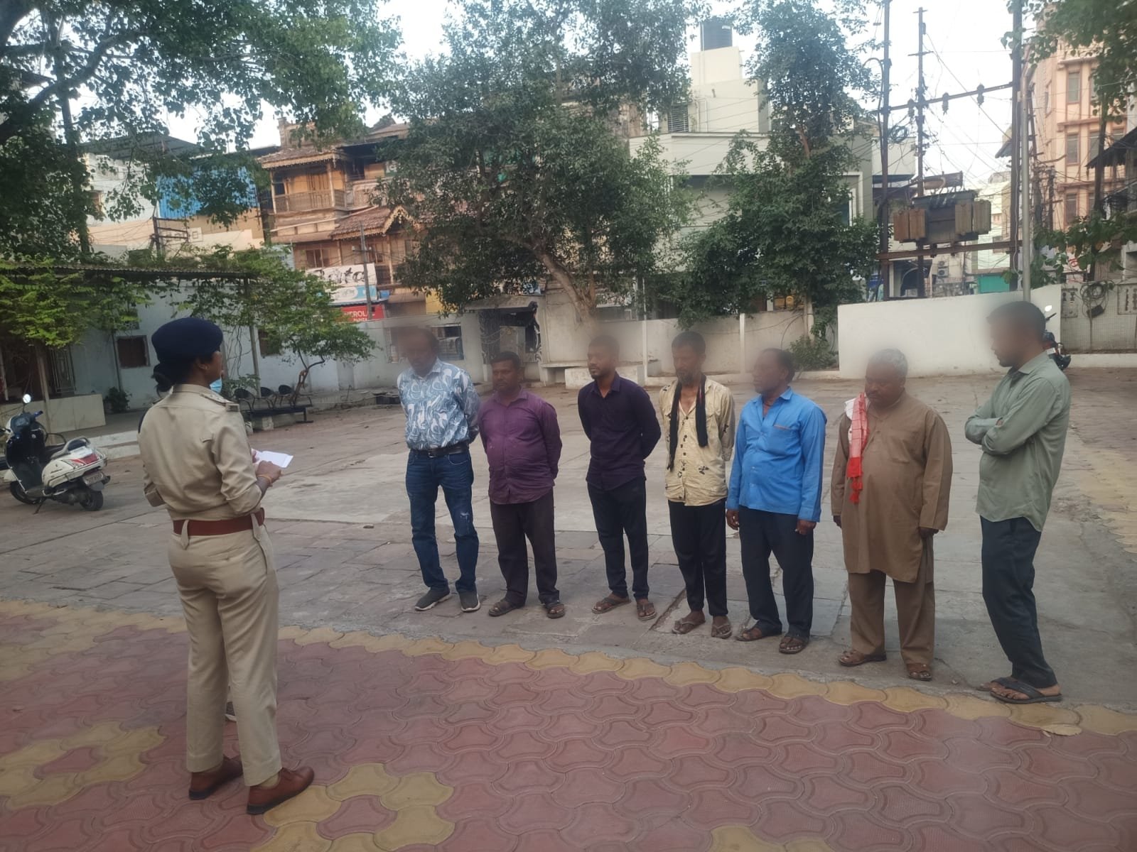 बुरहानपुर में गुंडा-निगरानी बदमाशों की पुलिस परेड, थानों में तलब कर पढ़ाया कानून का पाठ