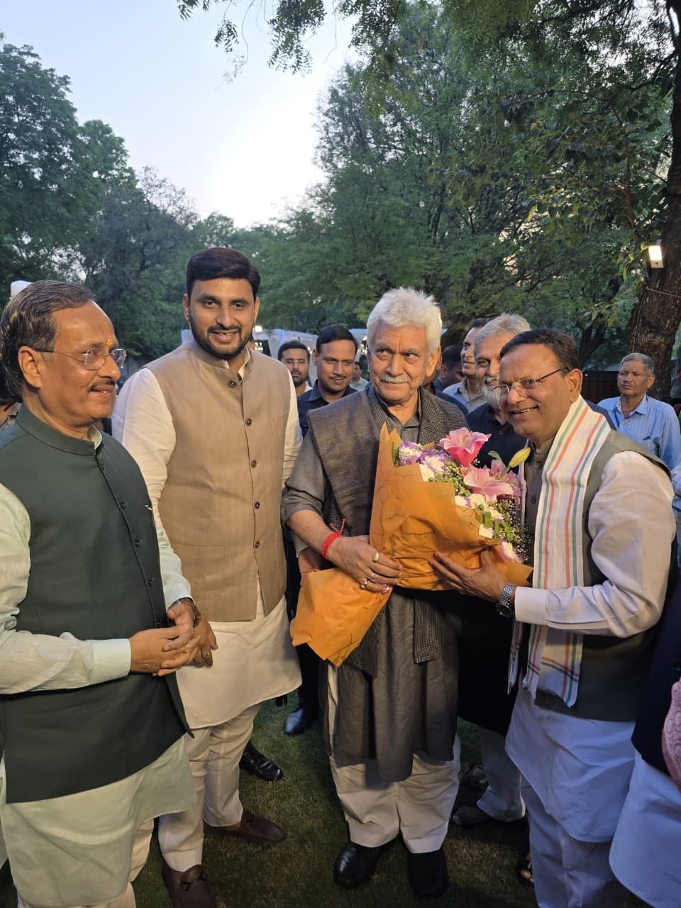 लखनऊ पहुंचे जम्मू-कश्मीर के उपराज्यपाल मनोज सिन्हा, भाजपा नेताओं ने किया भव्य स्वागत