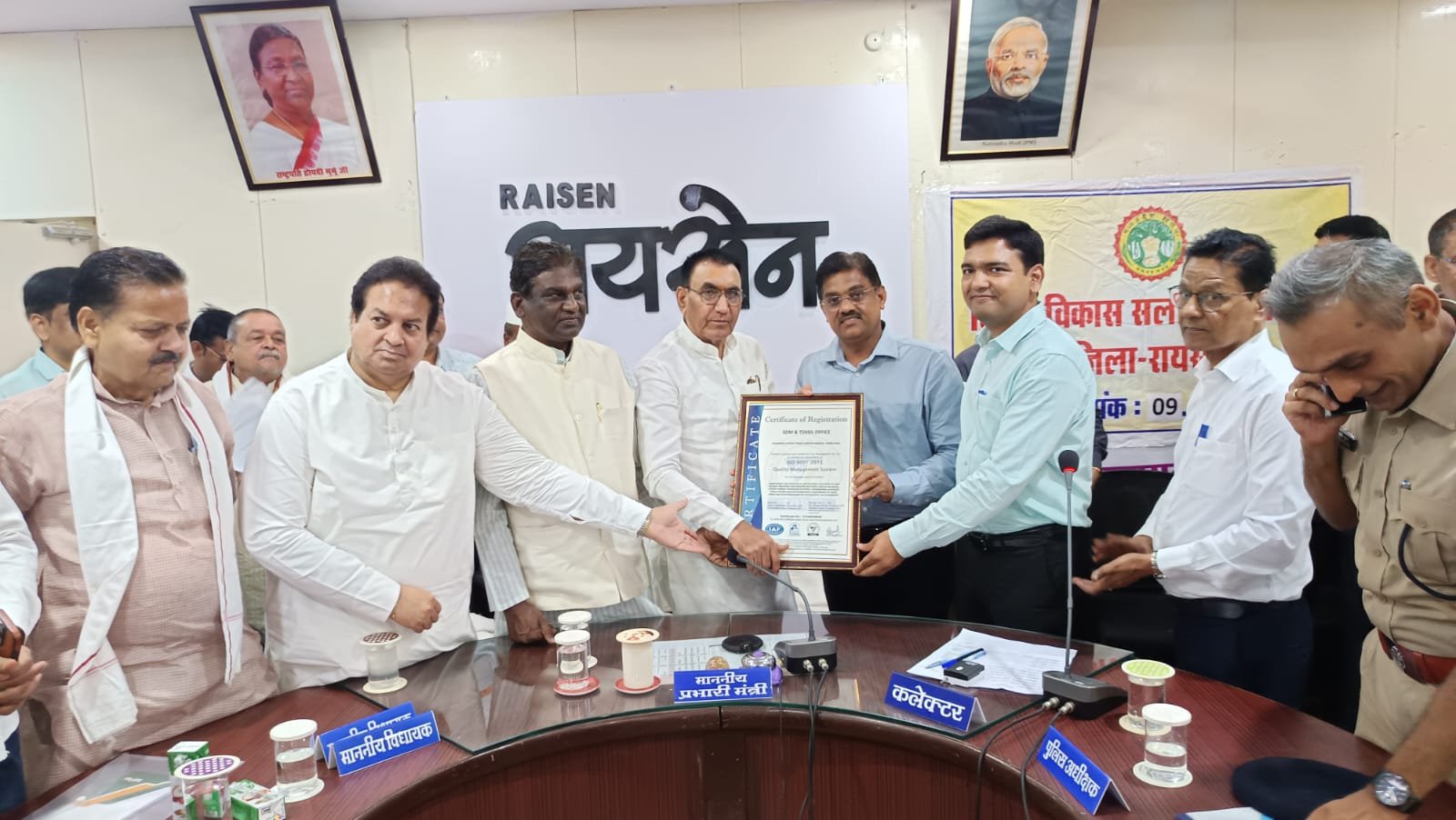 रायसेन: जल गंगा संवर्धन अभियान के तहत प्रभारी मंत्री नारायण सिंह पंवार ने पूरन तालाब में किया श्रमदान