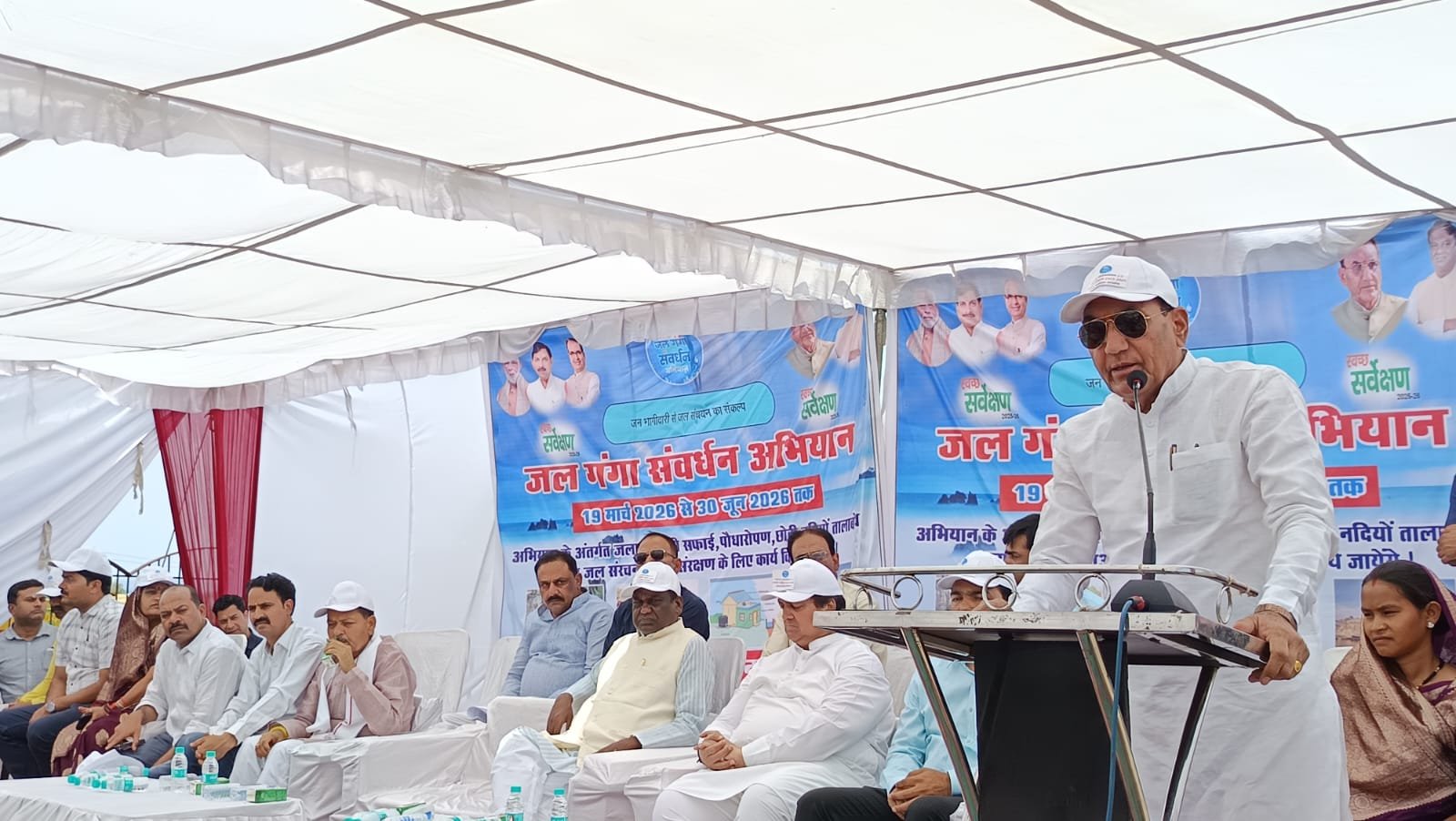 जल गंगा संवर्धन अभियान: प्रभारी मंत्री नारायण सिंह पंवार ने रायसेन के पूरन तालाब में किया श्रमदान