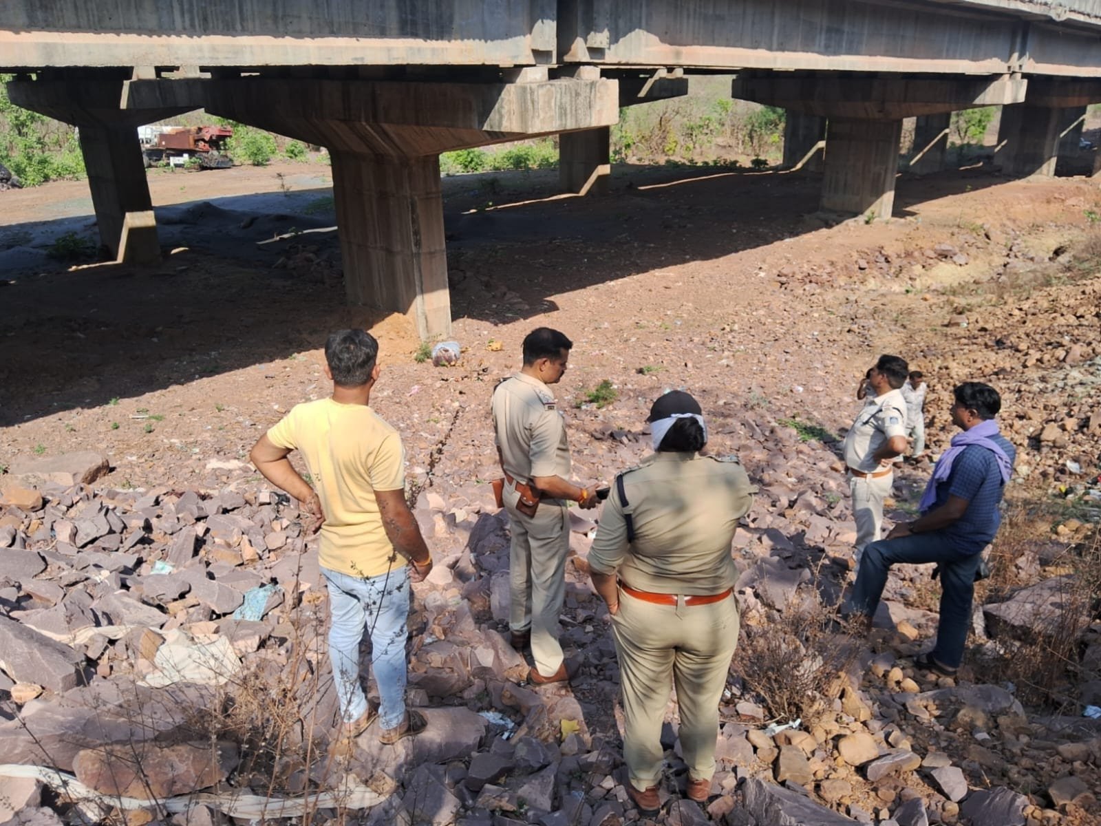 सनसनी: बाड़ी में ओवरब्रिज के नीचे मिला अज्ञात शव, हत्या कर फेंके जाने की आशंका