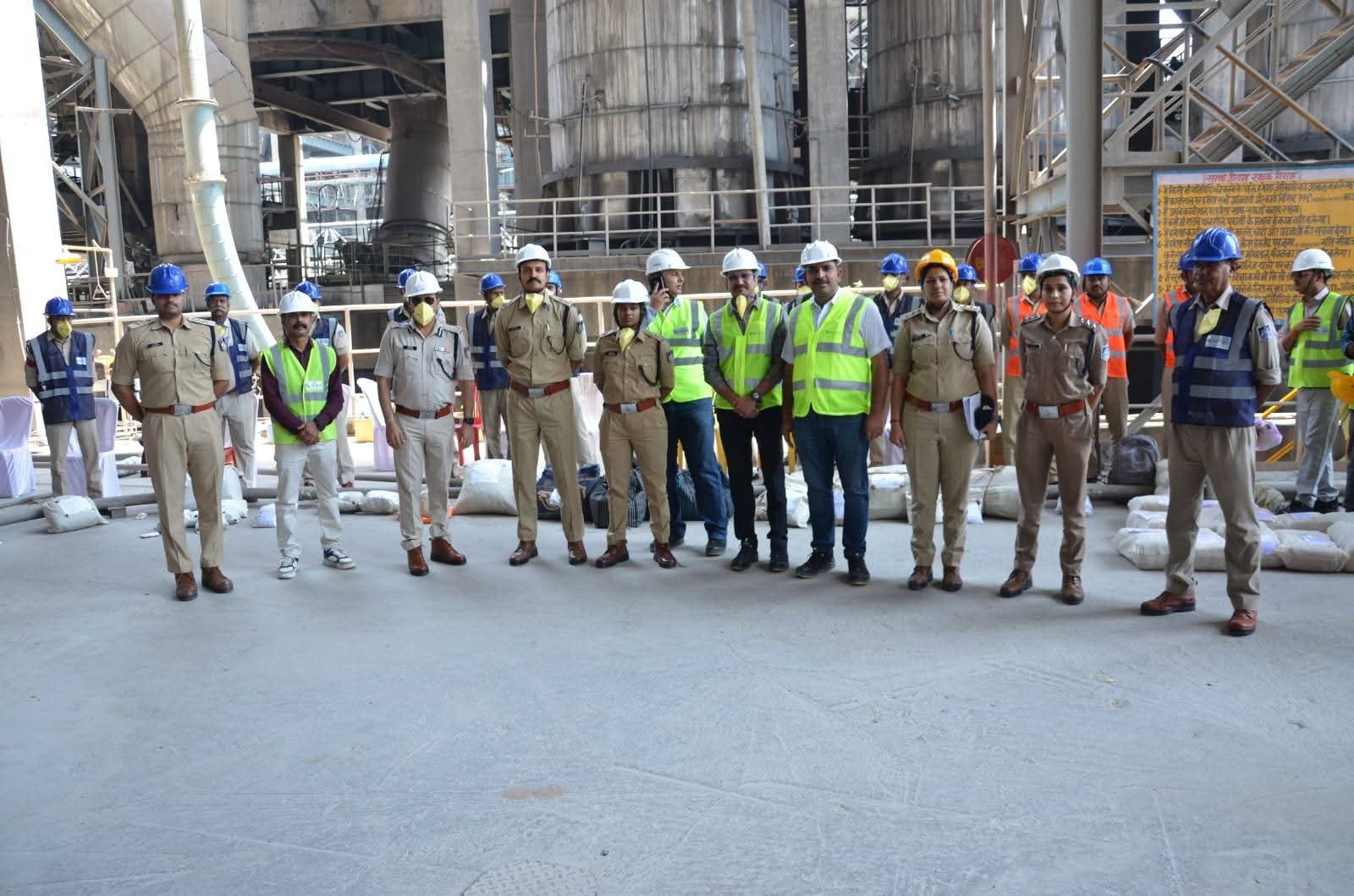 छतरपुर रेंज में बड़ी कार्रवाई: 42 प्रकरणों में जब्त 2.75 क्विंटल गांजे का पन्ना स्थित जेके सीमेंट फैक्ट्री में विनष्टीकरण