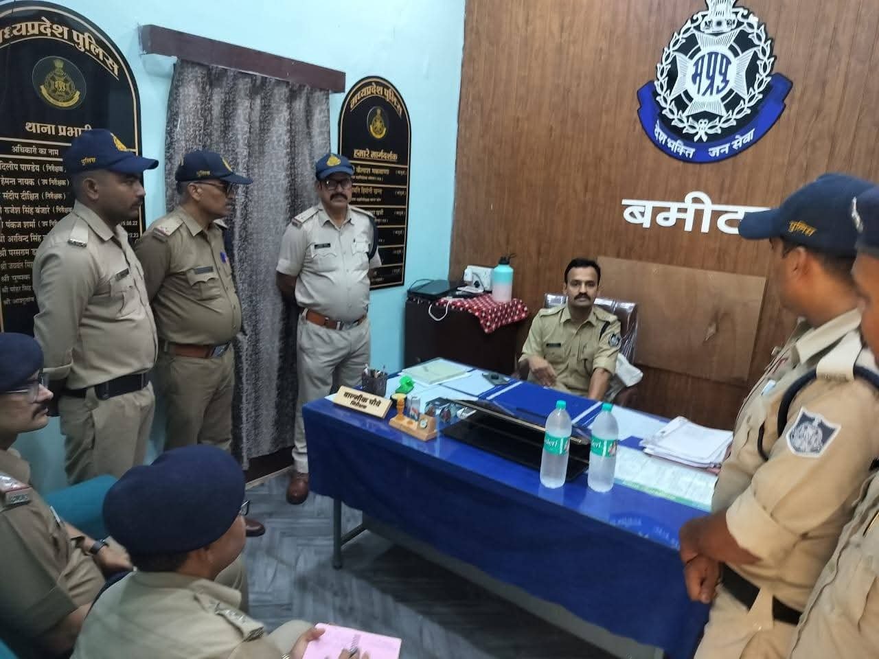 छतरपुर एसपी रजत सकलेचा ने किया थाना बमीठा का निरीक्षण, लंबित प्रकरणों के शीघ्र निराकरण के दिए निर्देश