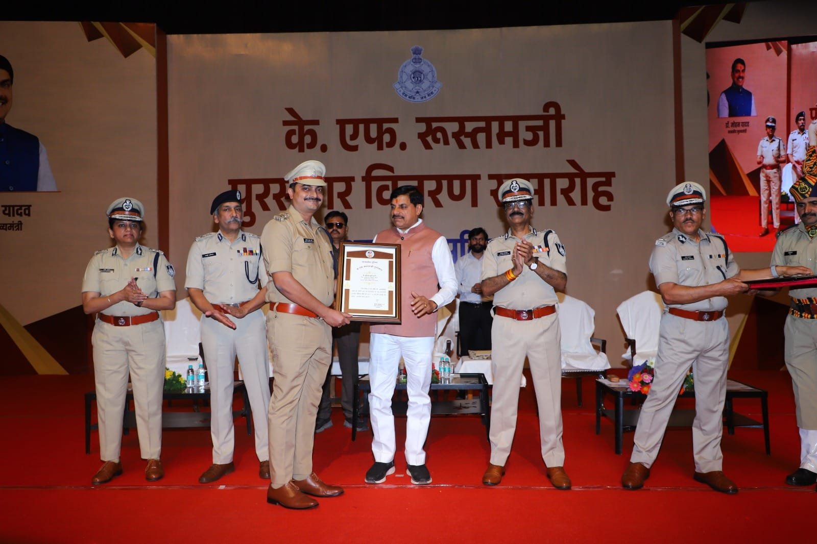 भोपाल: मुख्यमंत्री ने सीएसपी अभिनव बारंगे को उत्कृष्ट पुलिसिंग के लिए किया सम्मानित