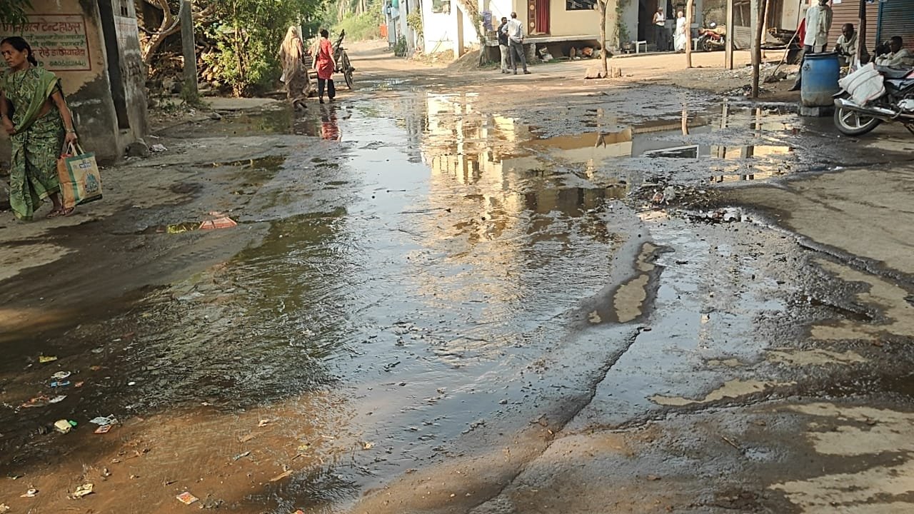बुरहानपुर/हैदरपुर पंचायत में गंदगी का अंबार, नालियों का पानी सड़कों पर बहने से ग्रामीण परेशान, स्वच्छता अभियान पर उठे सवाल