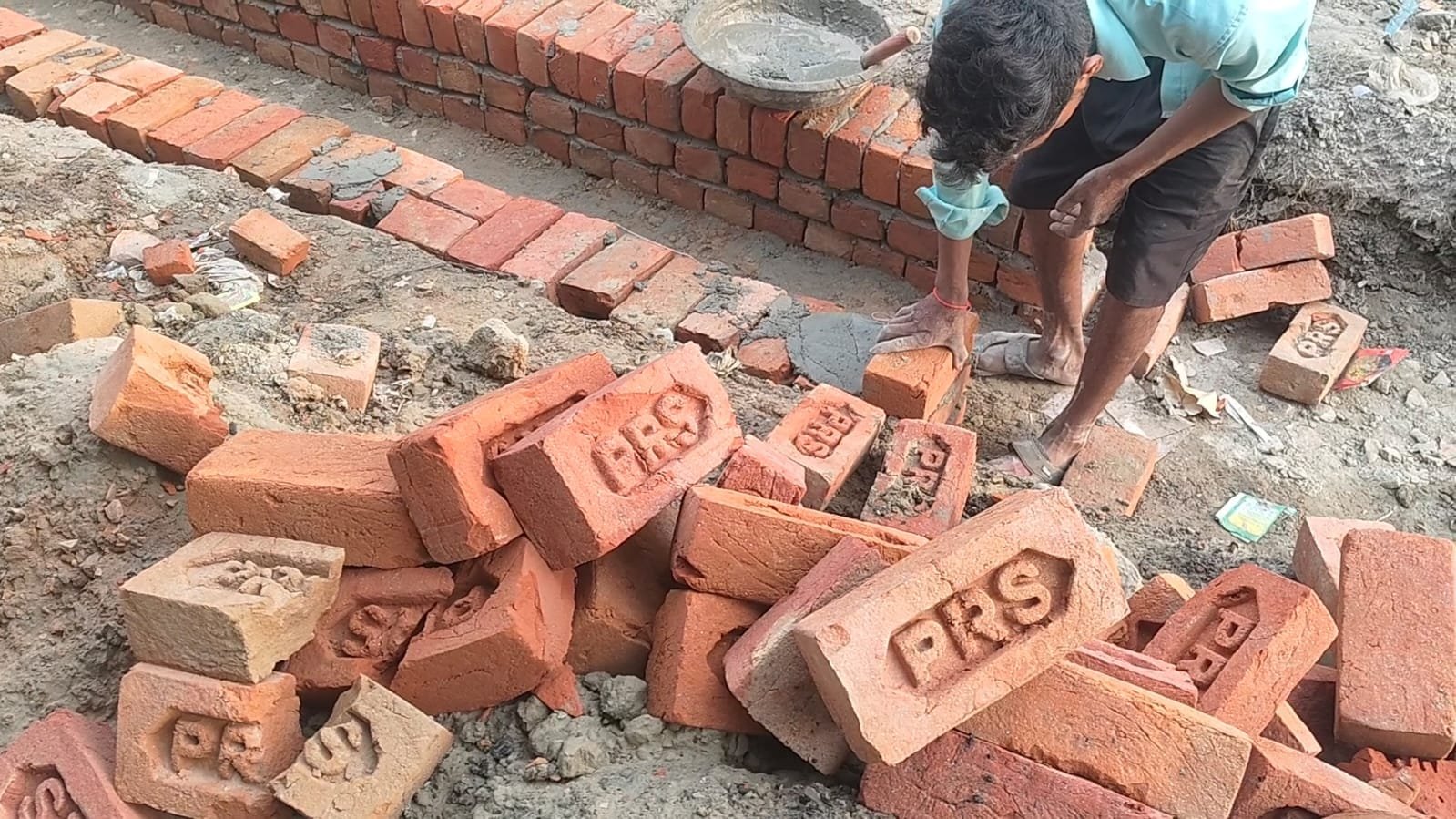 कासगंज में नाला निर्माण में भ्रष्टाचार के आरोप, घटिया सामग्री के इस्तेमाल से ग्रामीणों में आक्रोश