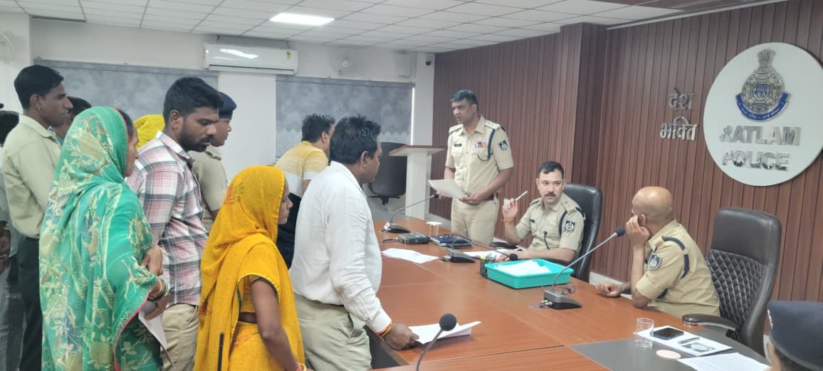 रतलाम एसपी कार्यालय में जनसुनवाई, 35 आवेदकों की समस्याएं सुनीं, त्वरित निराकरण के निर्देश