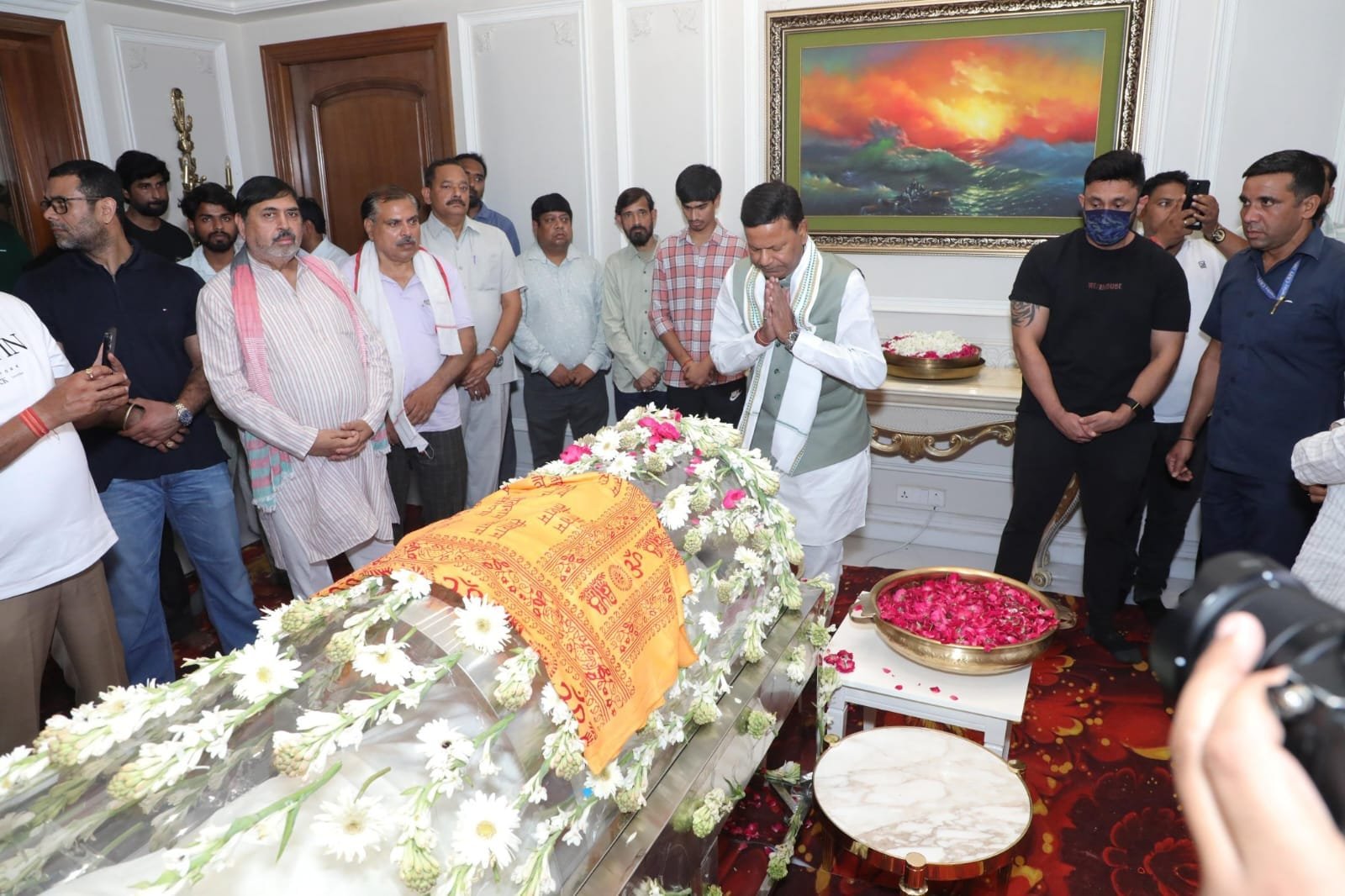 भाजपा प्रदेश अध्यक्ष पंकज चौधरी ने प्रतीक यादव को दी श्रद्धांजलि; अपर्णा यादव से मिलकर जताया दुख