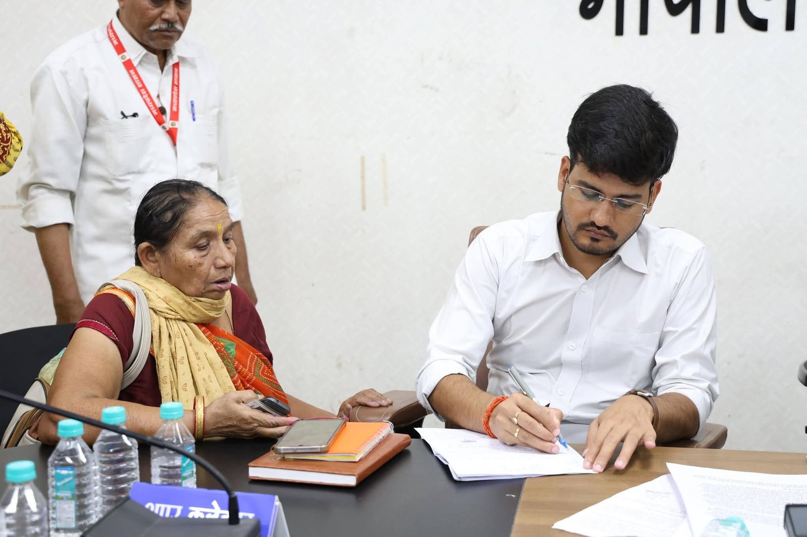 भोपाल जनसुनवाई में अधिकारियों ने सुनीं नागरिकों की समस्याएं