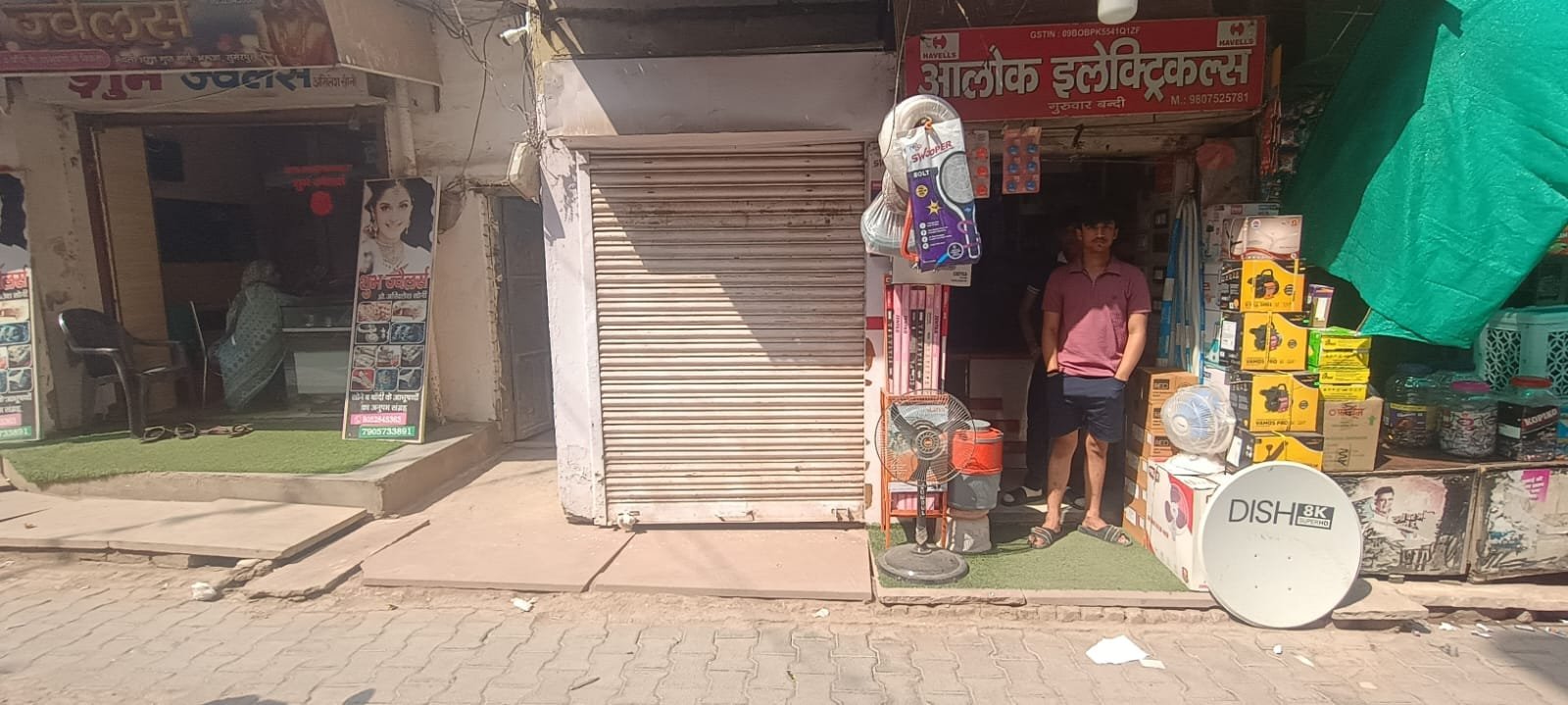 हमीरपुर; डिप्टी सीएमओ और एसडीएम ने आलोक पैथोलॉजी को किया सीज, सुमेरपुर में अस्पताल संचालकों में मचा हड़कंप