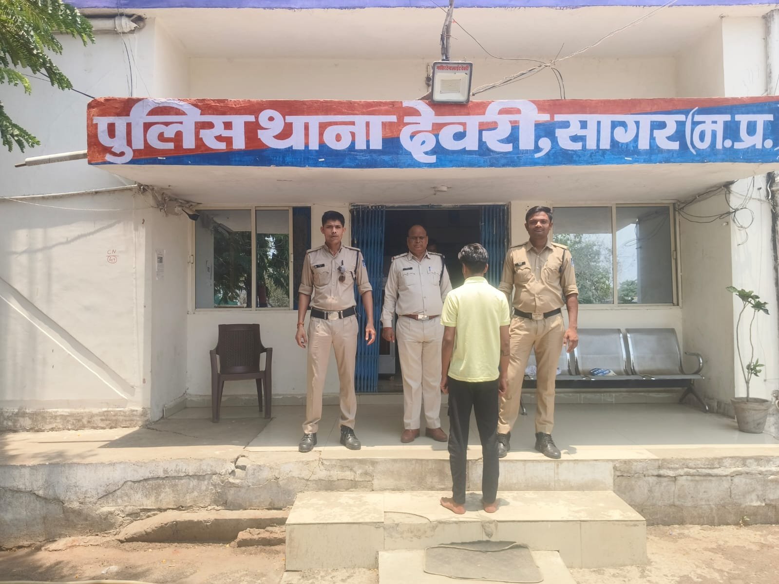 सागर में अवैध शराब पर बड़ी कार्रवाई: देवरी पुलिस ने युवक को दबोचा, 320 पाव शराब और बाइक जब्त
