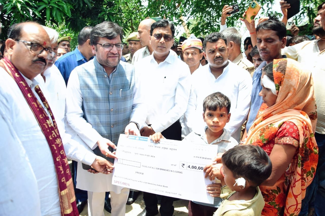 लखीमपुर खीरी में आंधी-बारिश से हादसा: एक की मौत, प्रभारी मंत्री नितिन अग्रवाल ने पीड़ित परिवार को सौंपा राहत चेक