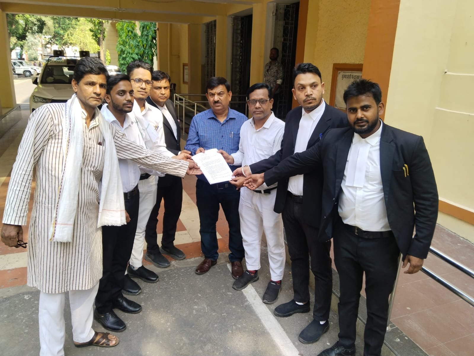 जबलपुर/भोपाल में युवक से मारपीट और धार्मिक टिप्पणी मामला: अधिवक्ताओं ने राज्यपाल को ज्ञापन सौंपकर रासुका कार्रवाई की मांग की