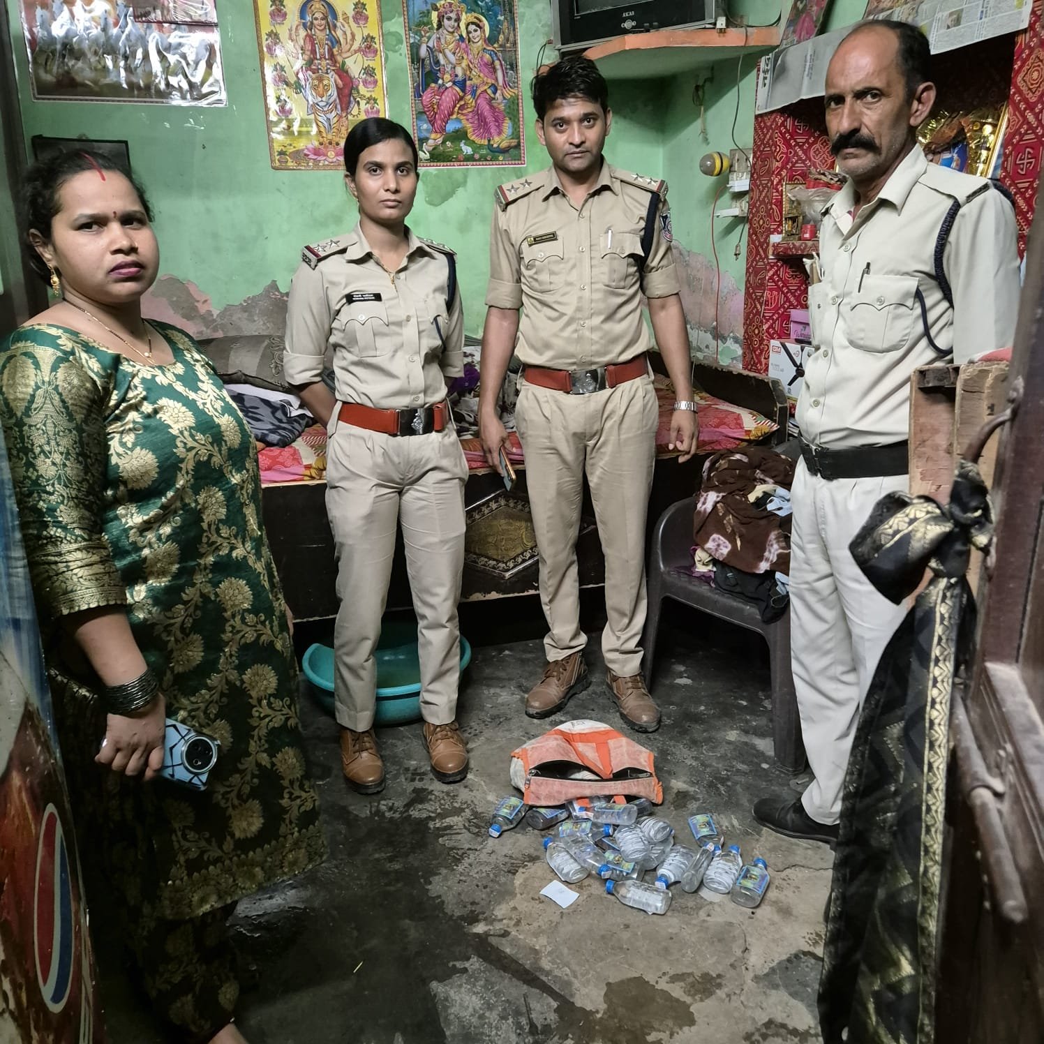 ग्वालियर: डीडी मॉल के DND रेस्टोरेंट पर आबकारी विभाग की रेड, 70 बल्क लीटर अवैध अंग्रेजी शराब जब्त, एक आरोपी गिरफ्तार दूसरा फरार
