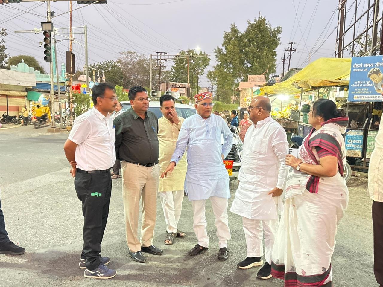 बुरहानपुर; 52 करोड़ की लागत से बनने वाली सड़क का सांसद-महापौर ने किया निरीक्षण