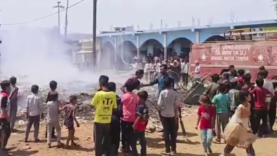 राहतगढ़ के झंडा चौक में कचरे के ढेर में आग, प्रशासनिक लापरवाही पर उठे सवाल