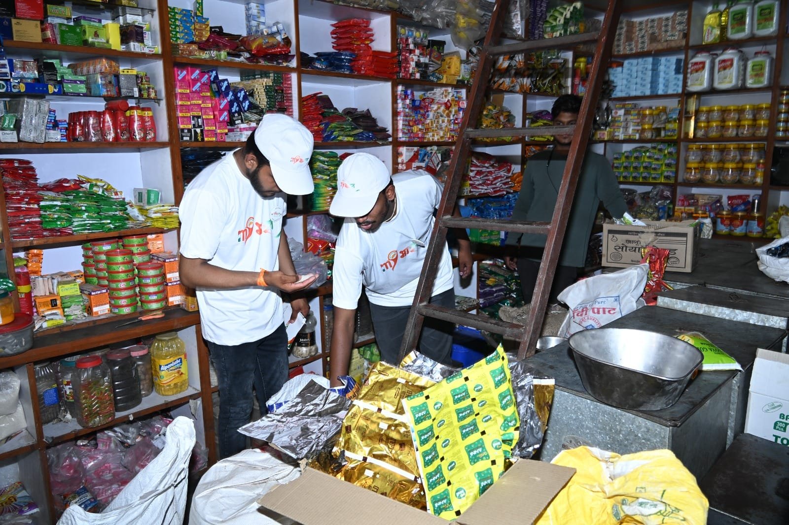 रायसेन: युवाओं ने समझी पीडीएस व्यवस्था, राशन दुकान पहुंचकर देखा अनाज वितरण प्रक्रिया