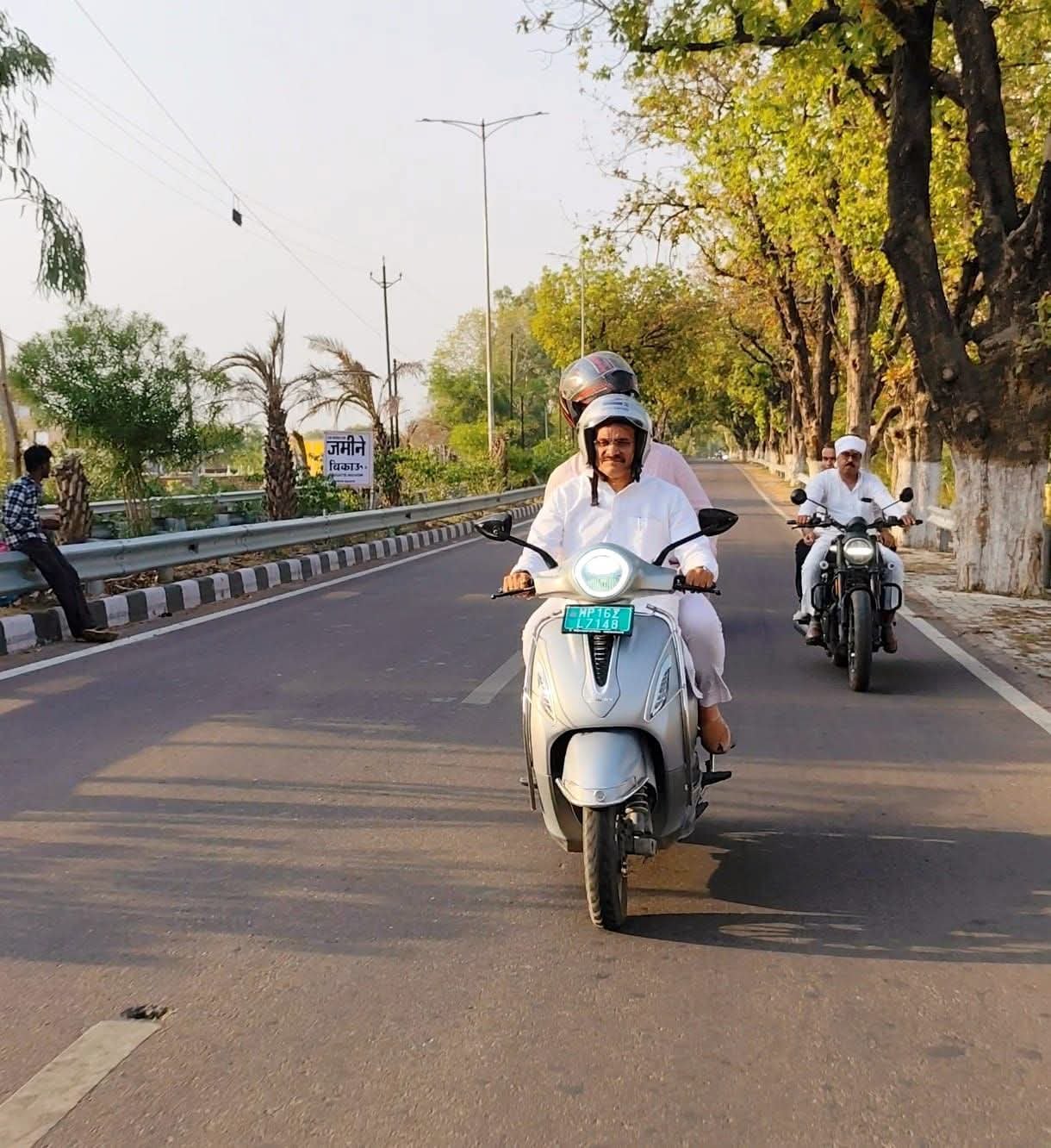 स्कूटी से खजुराहो भ्रमण पर निकले सांसद वी.डी. शर्मा, लोगों से किया सीधा संवाद