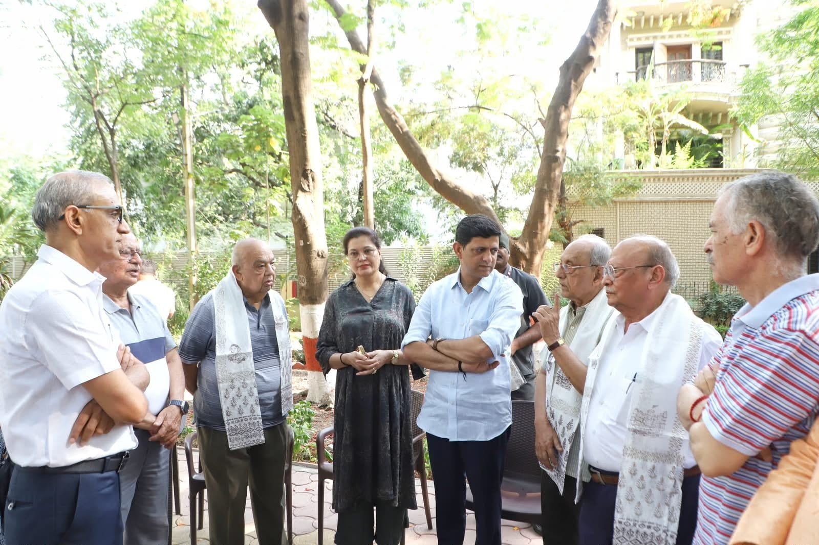 इंदौर: वार्ड 42 में महापौर पुष्यमित्र भार्गव ने सुनीं रहवासियों की समस्याएं, विकास कार्यों के दिए निर्देश