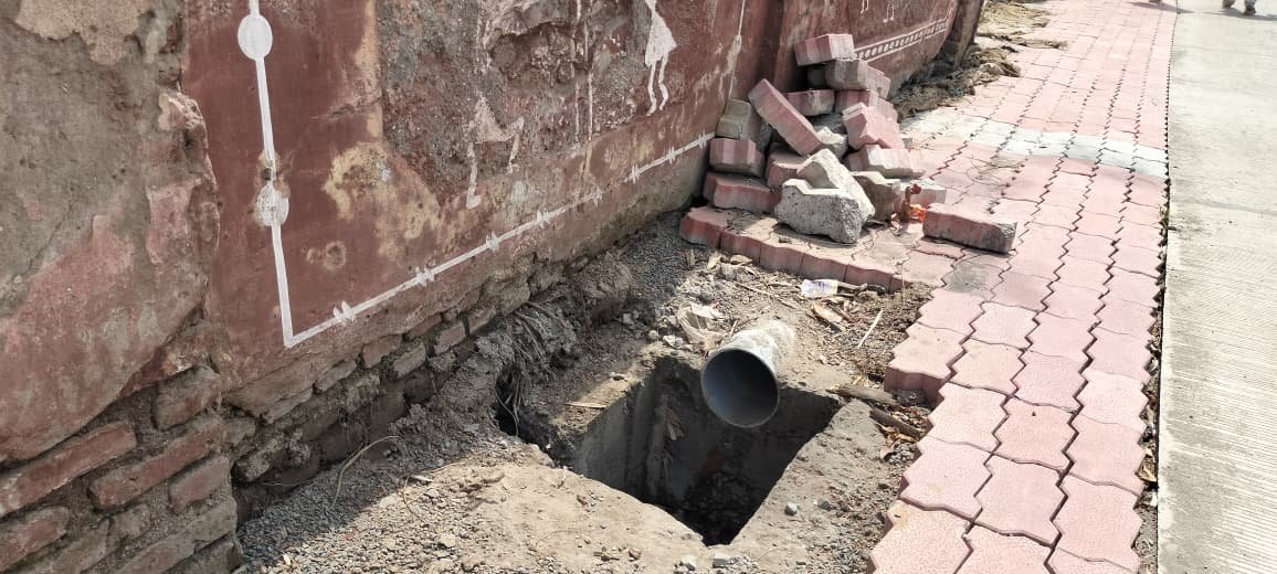अधूरा पैवर कार्य और खुले चैंबर बने खतरा, मुख्य मार्ग पर हादसों की आशंका बढ़ी