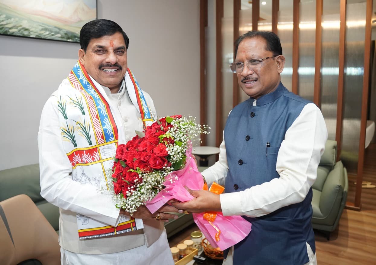 रायपुर: जगदलपुर पहुंचे सीएम मोहन यादव, मुख्यमंत्री विष्णु देव साय ने किया स्वागत