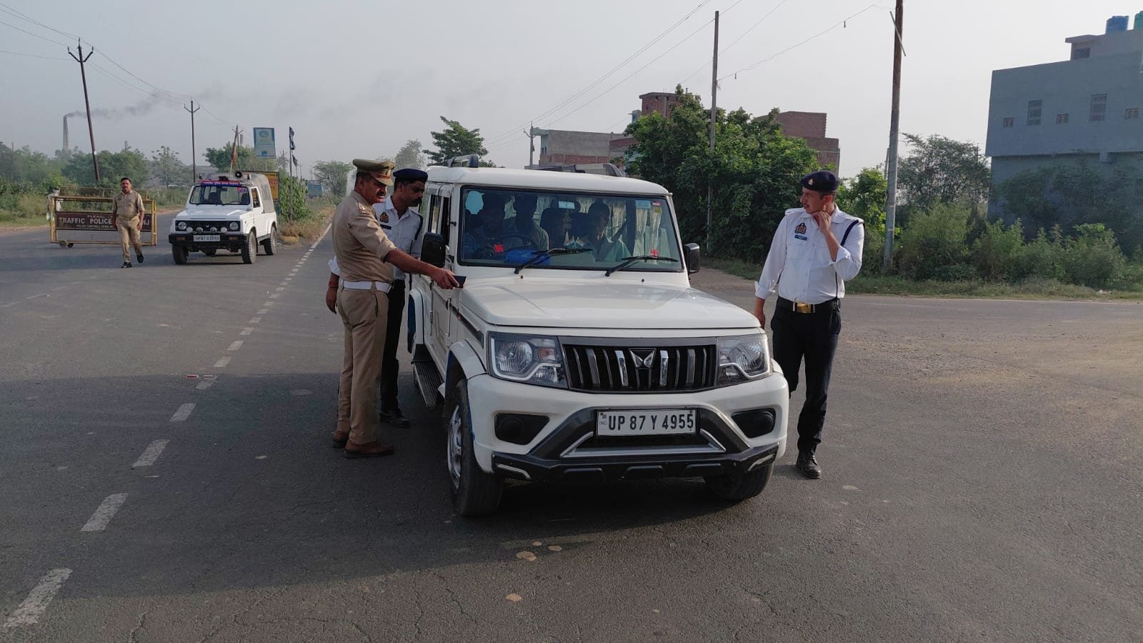 कासगंज में यातायात पुलिस का सख्त अभियान, 194 वाहन चालकों पर कार्रवाई, 4.16 लाख रुपये का जुर्माना वसूला