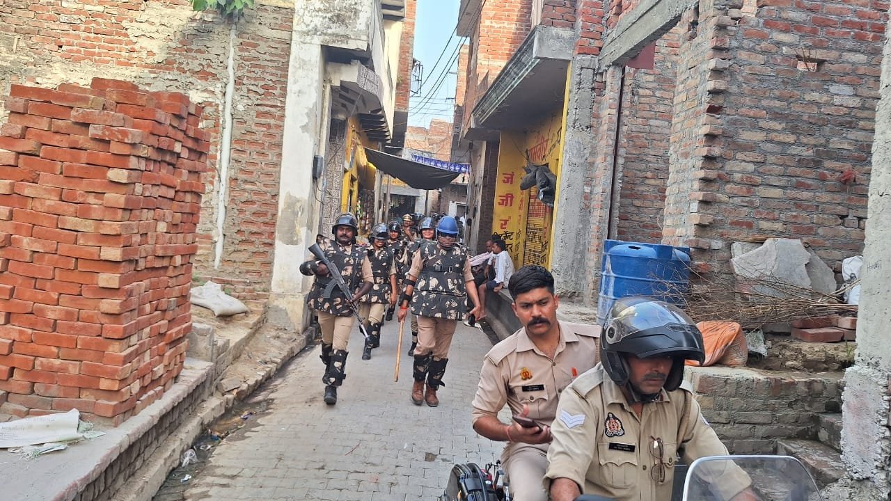 कासगंज पुलिस त्योहारों से पहले अलर्ट, बाजारों और संवेदनशील इलाकों में पैदल गश्त तेज, ड्रोन से निगरानी शुरू