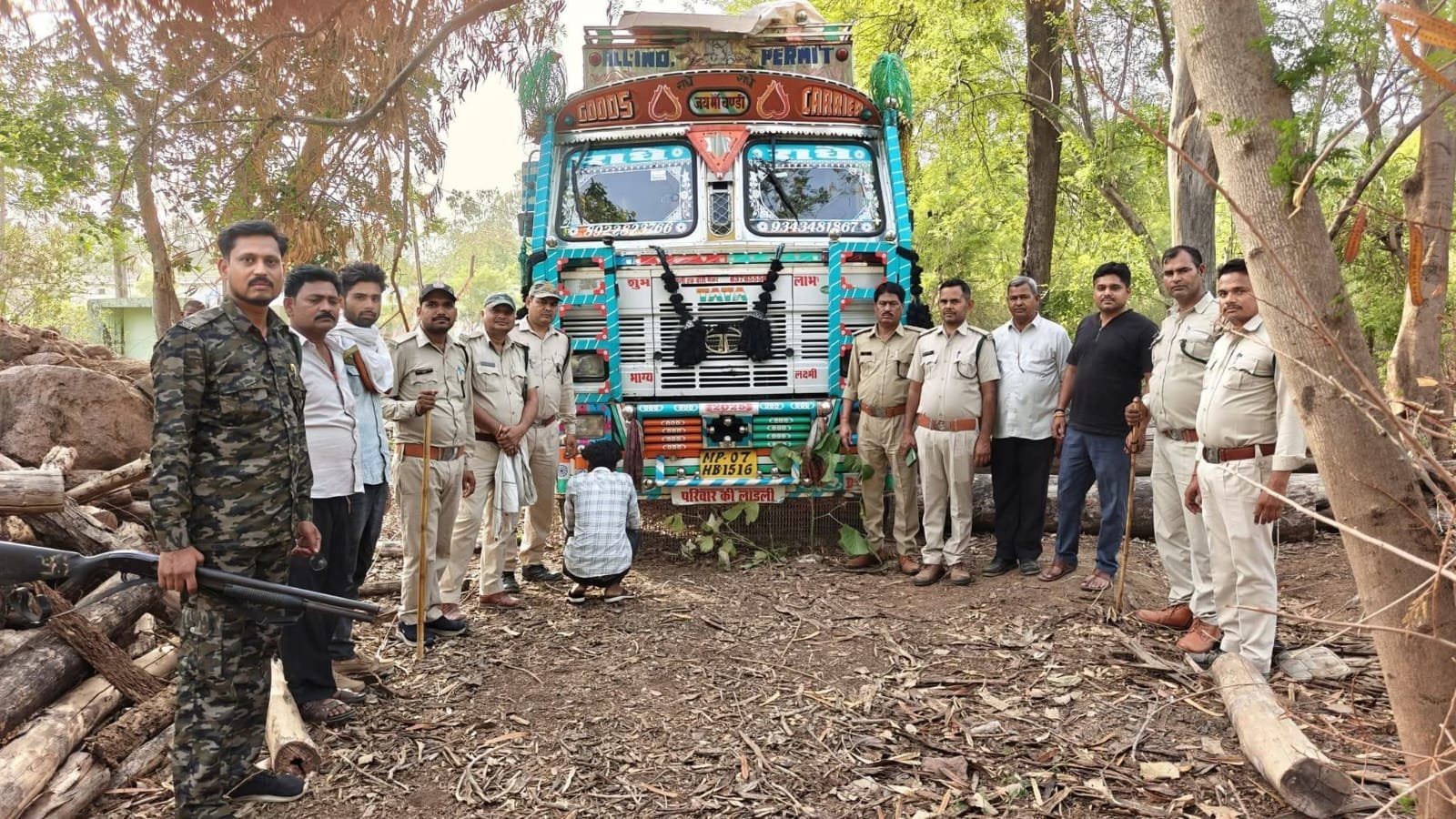 छतरपुर में वन विभाग की बड़ी कार्रवाई, ट्रक से अवैध खैर लकड़ी जब्त