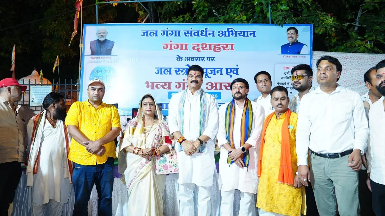 सागर के चकराघाट पर भव्य गंगा आरती, मंत्री गोविंद सिंह राजपूत ने सपरिवार की पूजा-अर्चना