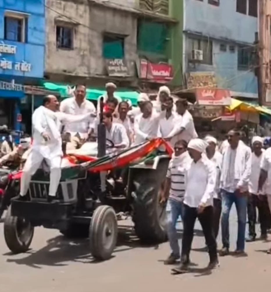बीना में कांग्रेस का अनोखा प्रदर्शन, ट्रैक्टर-बैलगाड़ी से निकाला मार्च, “EMI पर पेट्रोल दो” के लगे नारे