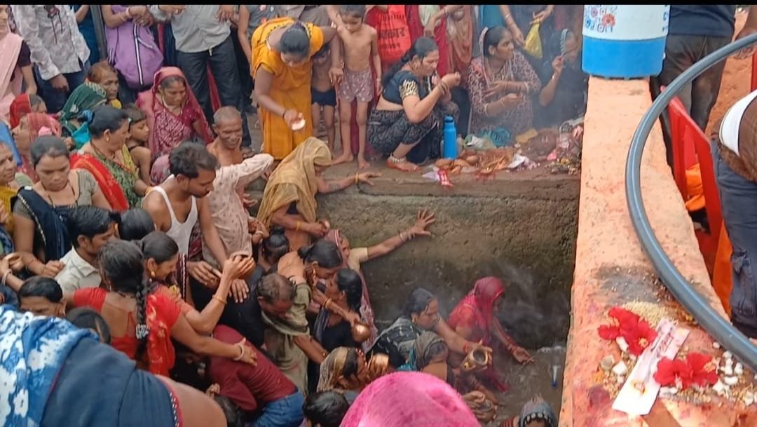 मानवर: गंगा दशमी पर मनावर के गांगली में आस्था का सैलाब, हजारों श्रद्धालुओं ने गंगा कुंड में लगाई डुबकी