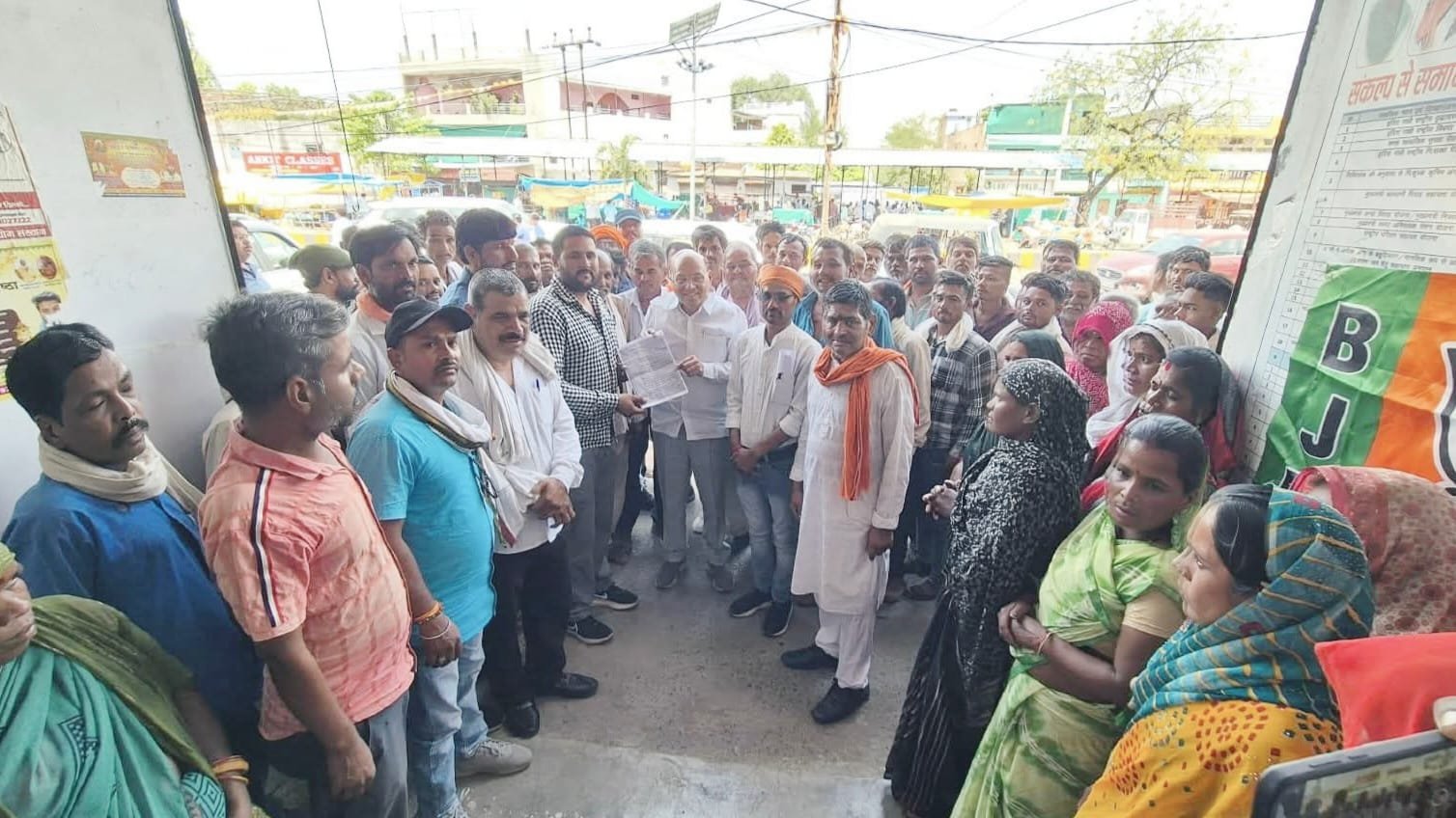 सागर: औद्योगिक भूमि आवंटन के विरोध में उतरे गढ़ौली कला और कुड़ई के ग्रामीण, विधायक प्रदीप लारिया को सौंपा ज्ञापन