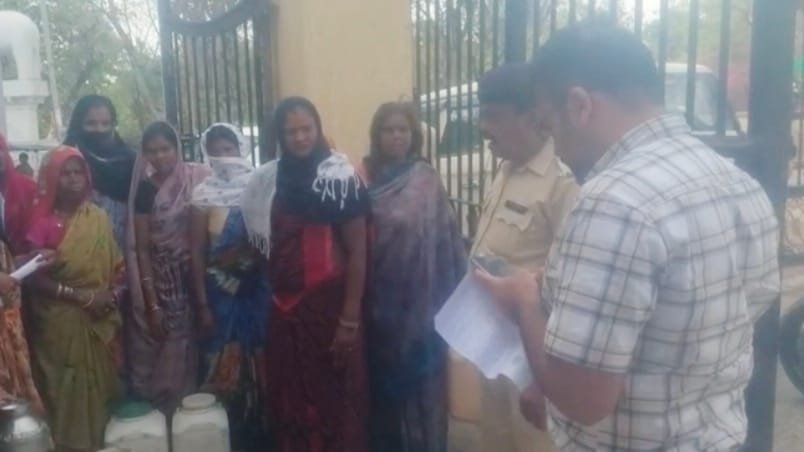 सागर के जसराज गांव में भीषण जल संकट: 43 डिग्री गर्मी में पानी की गुहार लेकर कलेक्ट्रेट पहुंचीं महिलाएं