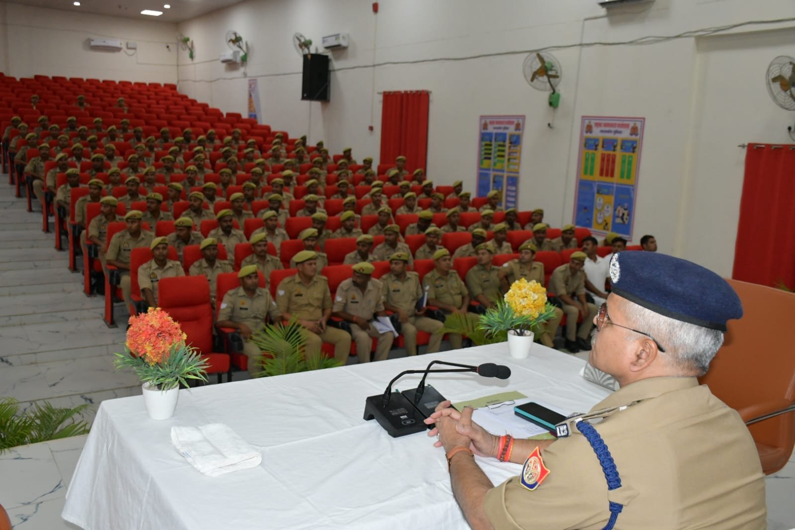कासगंज पुलिस लाइन में रिक्रूट आरक्षियों की गोष्ठी: एसपी ओ.पी. सिंह ने दिए बेहतर पुलिसिंग और कड़े अनुशासन के मंत्र