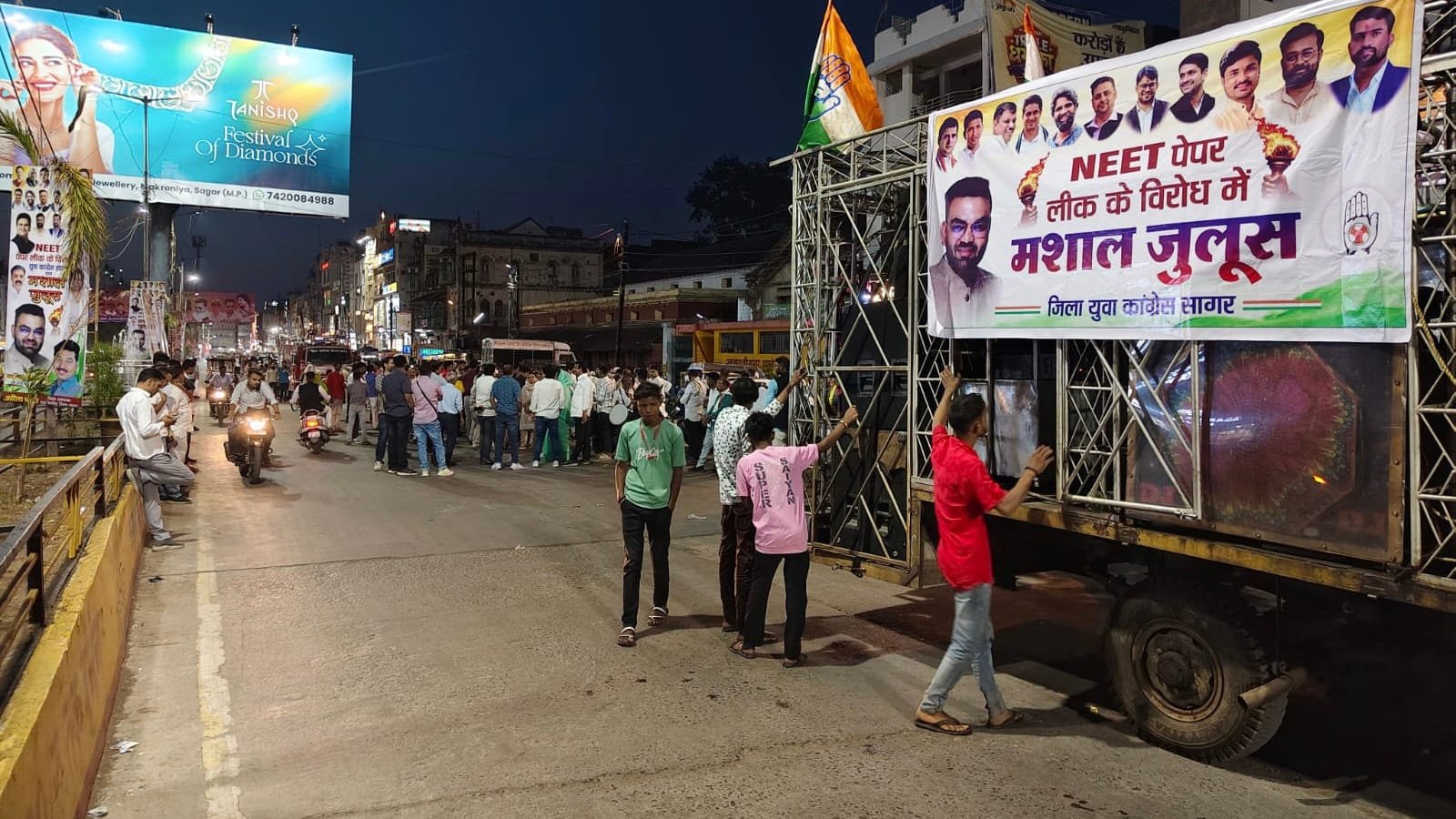 NEET पेपर लीक के विरोध में सागर की सड़कों पर उतरी युवक कांग्रेस, मशाल जुलूस निकालकर किया प्रदर्शन