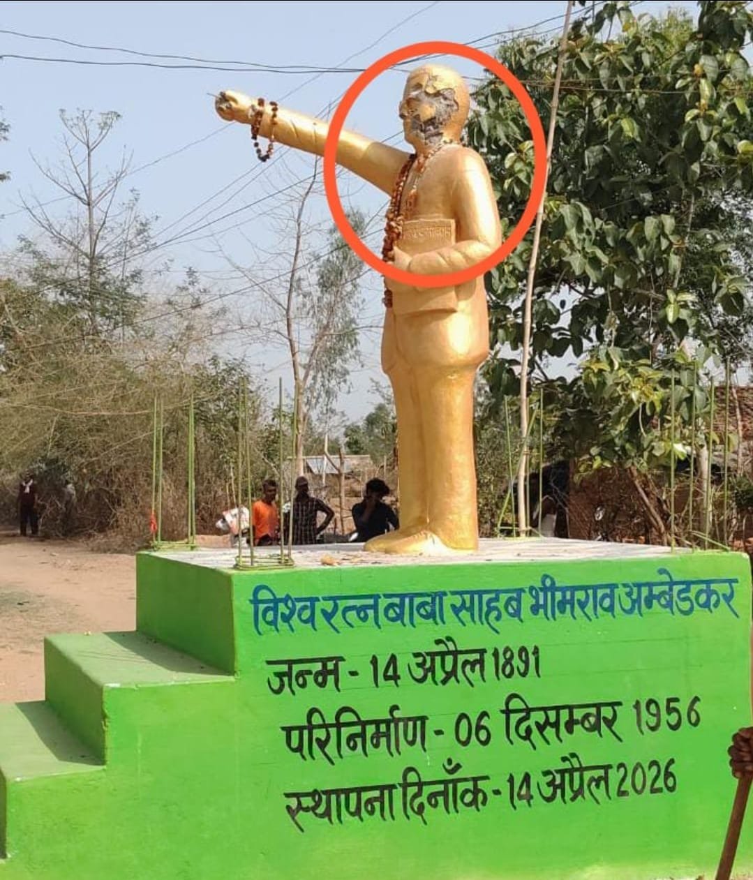 मानपुर के डंडी गांव में डॉ. अंबेडकर की प्रतिमा से छेड़छाड़ का आरोप; ग्रामीणों में आक्रोश