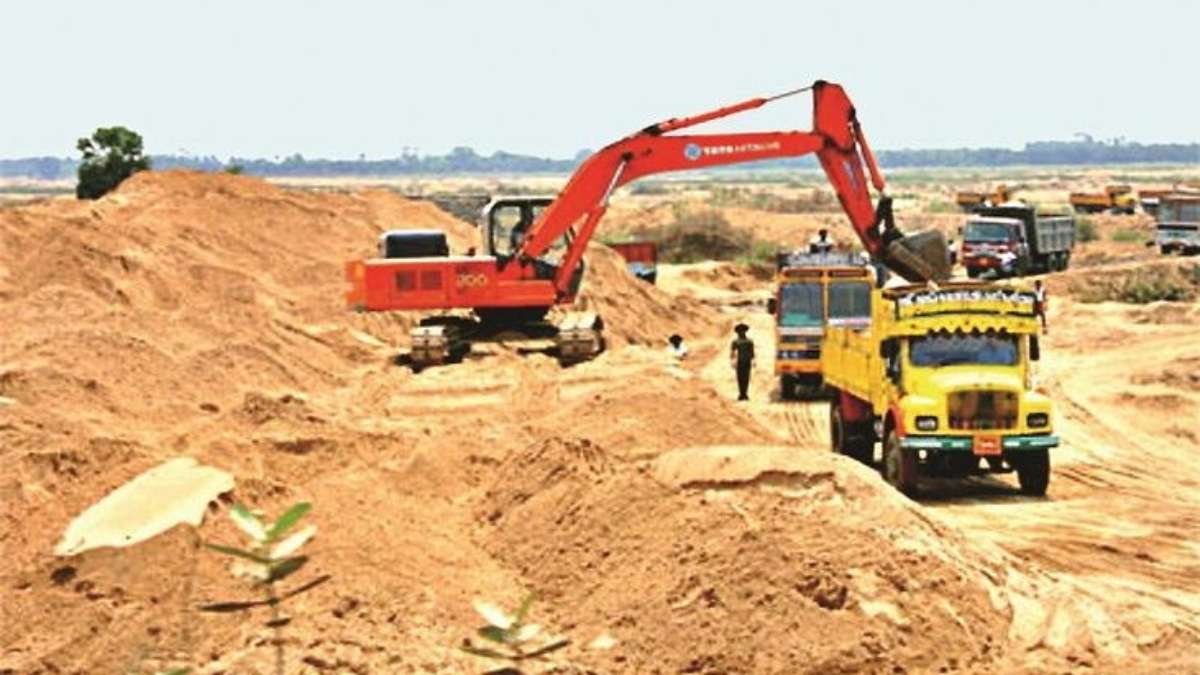 उमरिया में रेत माफिया के हौसले बुलंद, वन कर्मियों को ट्रैक्टर से कुचलने का प्रयास
