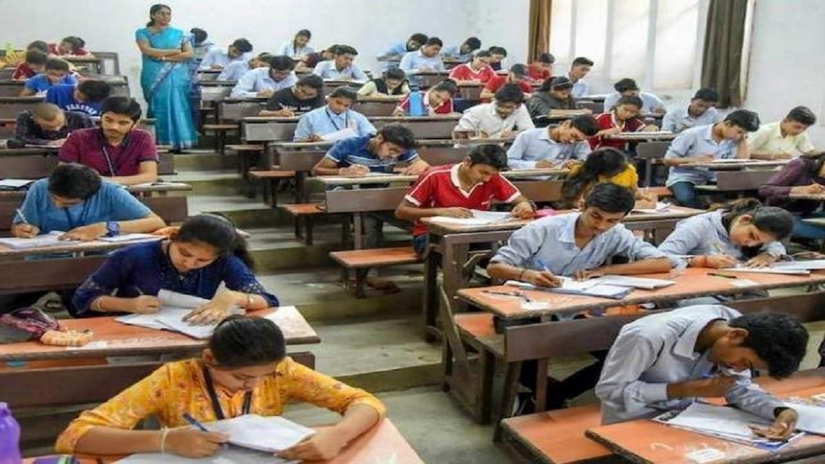 लखनऊ में पेपर लीक अफवाह फेल: लेखपाल मुख्य परीक्षा-2025 पूरी तरह पारदर्शी, जांच में सूचना फर्जी निकली; हाईटेक निगरानी से 44 जिलों में शांतिपूर्ण परीक्षा संपन्न