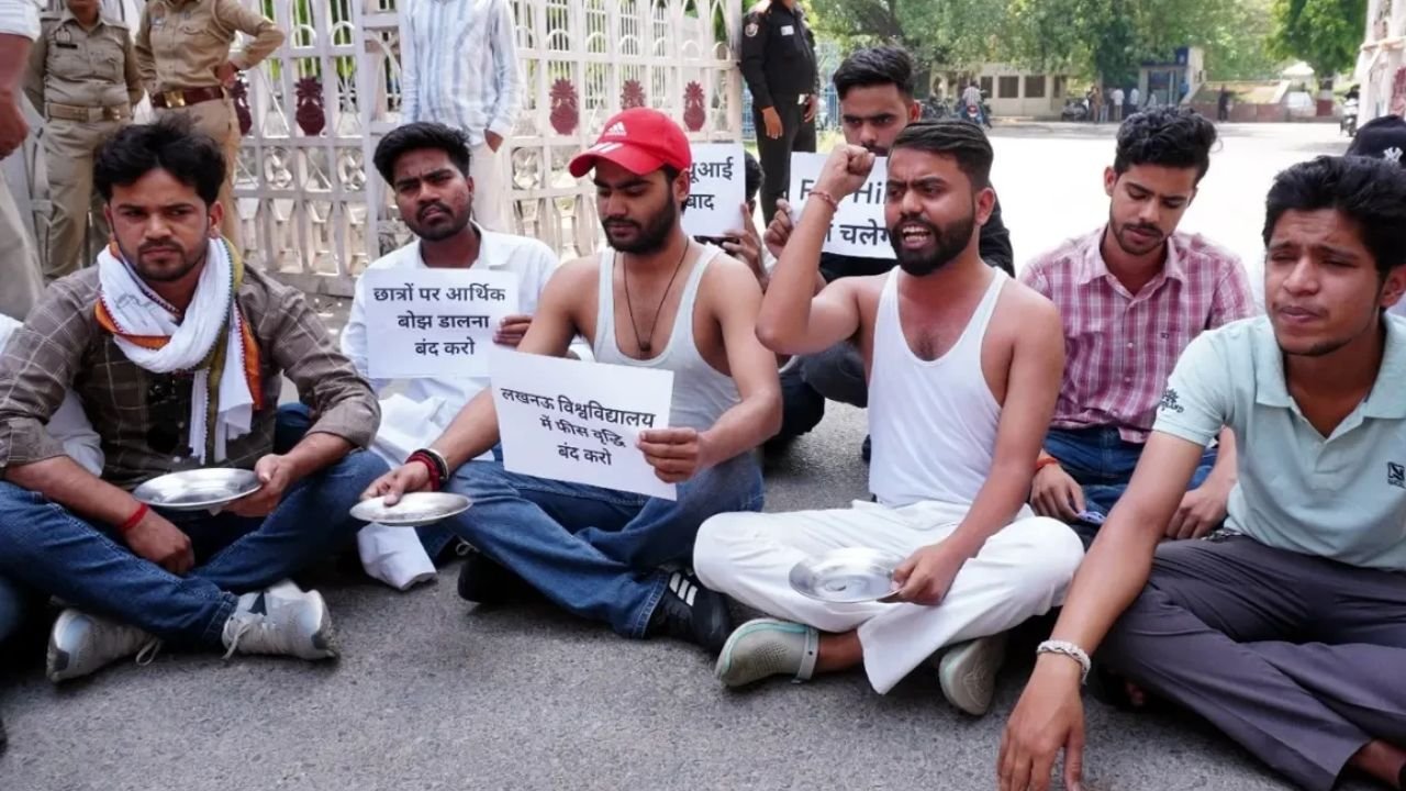 लखनऊ विश्वविद्यालय में हंगामे पर बड़ा एक्शन, 5 छात्र निलंबित