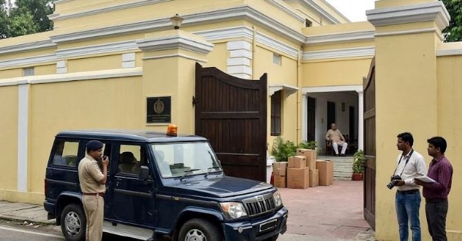 यूपी ब्यूरोक्रेसी में हड़कंप: रिटायरमेंट के 1 साल बाद भी पूर्व ACS का सरकारी बंगले पर अवैध कब्जा।