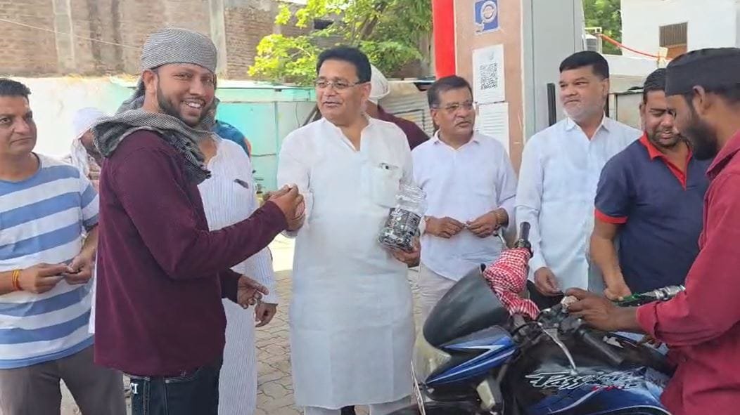 बुरहानपुर में महंगाई के खिलाफ कांग्रेस का अनोखा प्रदर्शन; पेट्रोल पंपों पर बांटी मेलोडी चॉकलेट