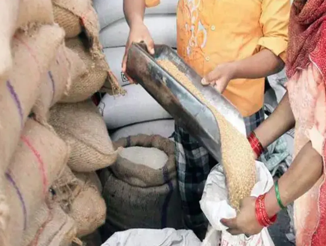 बुरहानपुर के घाघरला में खराब राशन पर ग्रामीणों का हंगामा
