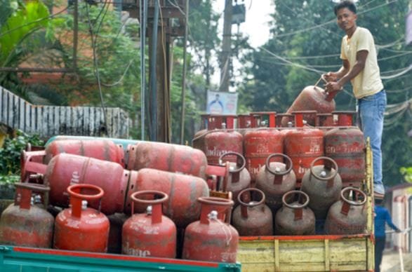 घरेलू LPG सिलेंडर 29 रुपये और हुआ महंगा; पेट्रोलियम मंत्रालय बोला- ‘पूरी दुनिया में भारत में सबसे सस्ती गैस’