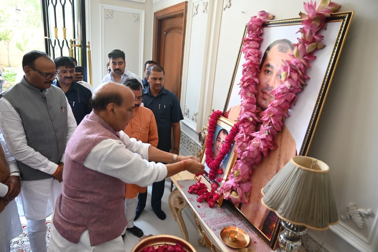 लखनऊ प्रवास पर पहुंचे रक्षा मंत्री राजनाथ सिंह ने दिवंगत नेताओं के परिजनों से की मुलाकात, अपर्णा यादव के आवास जाकर दी प्रतीक यादव को श्रद्धांजलि