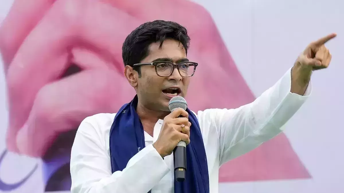स्कूल भर्ती घोटाले में बढ़ीं अभिषेक बनर्जी की मुश्किलें, ED और CID के समन से गरमाई बंगाल की राजनीति ⁩
