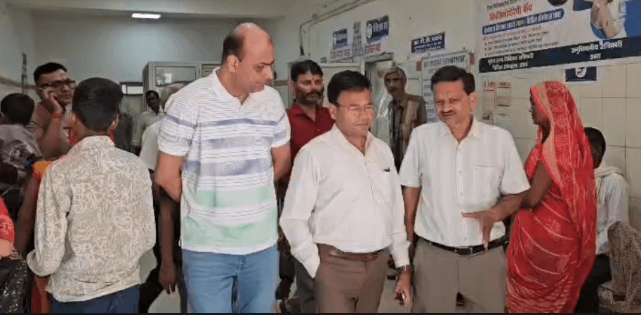 डबरा सिविल अस्पताल का CMHO ने किया औचक निरीक्षण, लीकेज से लेकर रेफरल व्यवस्था तक पर जताई चिंता