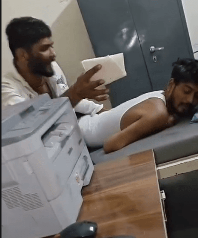 जिला अस्पताल की इमरजेंसी में बड़ी लापरवाही! मरीज तड़पता रहा, ड्यूटी पर सोता मिला स्टाफ: वीडियो वायरल