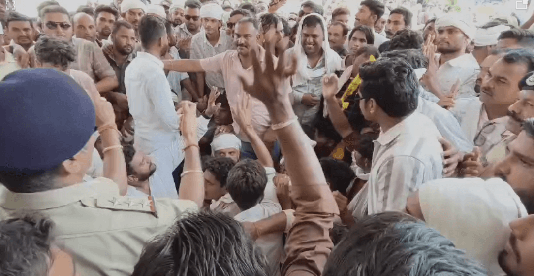 गाडरवारा में किसानों का हल्ला बोल: हजारों किसानों ने ट्रैक्टर-ट्रॉलियों के साथ किया एसडीएम कार्यालय का घेराव