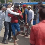 रीवा में नशे में धुत ऑटो चालक की गुंडागर्दी, बाइक सवारों को टक्कर मारने के बाद बीच सड़क हुई पिटाई